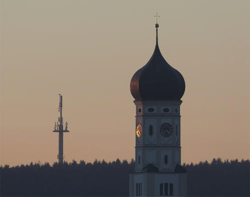 Zwei 'Giganten' auf Augenhöhe - exakt um 16:38 Uhr. Der Urberger Kirchturm und der Sendemast auf dem Attenhauser Berg, beide überragen das Mindeltal und sind besonders bei Sonnenuntergang ein schönes Fotomotiv.