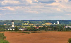 'Schönes Schwabenland' - Eingetaucht in die strahlenden Farben des Sommers zeigt sich die Landschaft beim Blick vom Attenhauser Berrg auf Ursberg und ins Mindeltal.