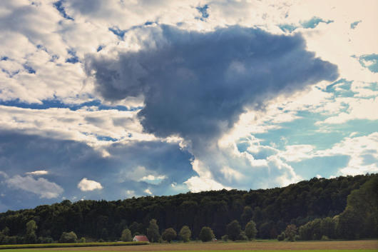 Wolken beherrschen den Himmel über dem Mindeltal - hier südlich von Bayersried. 11.9.2022