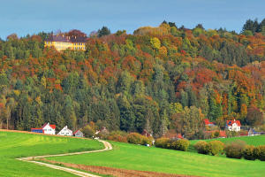 Der Herbst zeigt sich von seiner schönsten Seite - Blick auf den Ziemetshauser Ortsteil Bauhofen, darüber thront das Schloß Seyfriedsberg.