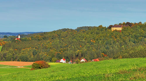Schönes Schwabenland - Blick ins herbstliche Lauterbachtal - eingerahmt von der Wallfahrtkirche Maria Vesperbild und Schloss Seyfriedsberg liegt der Ziemetshauser Ortsteil Bauhofen.