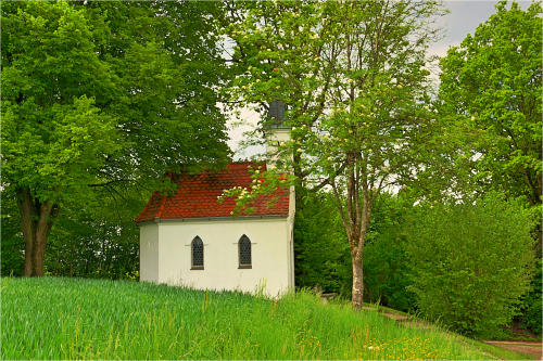 Die 14-Nothelfer-Kapelle westlich von Oberrohr im Maiengrün.